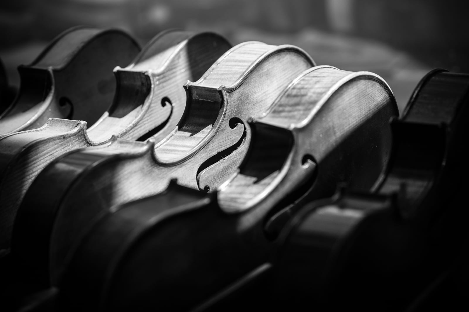 Cliente escolhendo violão acústico em loja de instrumentos